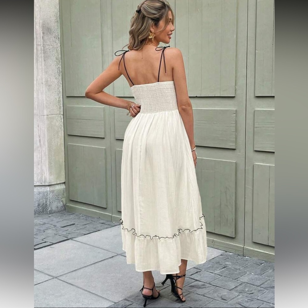 Elegant Cream Dress with Black Accents - Picture 3 of 7
